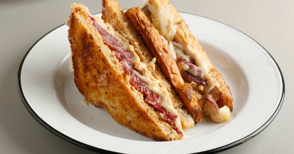 RT @grubstreet: This is the absolute best reuben s…